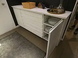 Manufacturers of frameless cabinets offer more variety, for example front elements with integrated handles.