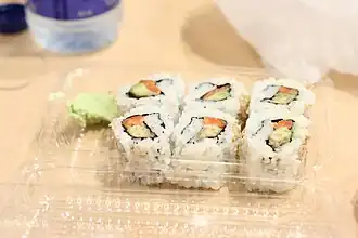 Tuna avocado maki roll (makizushi)