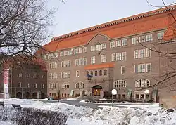 Façade facing Karlavägen.