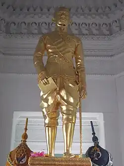 The life-sized statue of King Mongkut