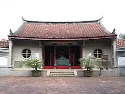 Fahua Temple (法華寺) in Tainan City was the former residence known as the Dream Butterfly Garden (夢蝶園 Mengdieyuan) of Li Maochun (李茂春), rebuilt in 1959.