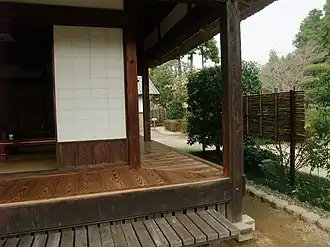 Kirime-en showing traditional mitered corner treatment. Sunoko-en in foreground.
