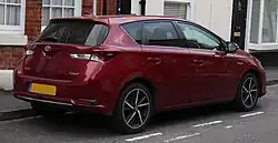 Facelift Auris 1.8 Hybrid Design hatchback (ZWE186, UK)