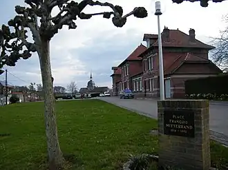 The town hall and school of Acheux-en-Vimeu