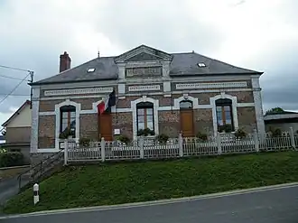 The town hall and school in Autheux