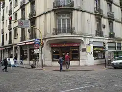 Bar Británico Pub (NW of the park)