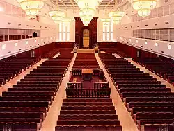 The large interior of the synagogue can accommodate 2,589 worshippers on the main level. A similar number fit in the men's and women's galeries above.