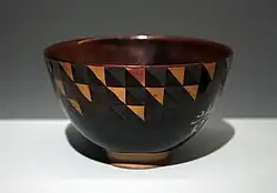 Tea cup (chawan) with stylized decoration dating from the Meiji era (1868–1912). Guimet Museum.