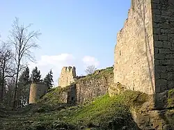 The west side of the castle seen from the south with the chapel and the southwestern zwinger tower