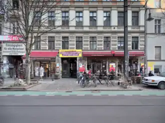 Collectives Schwankende Weltkugel&nbsp;[de] and Café Morgenrot, Kastanienallee 85