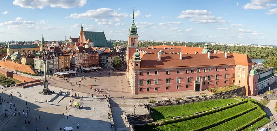 Panoramic view of the castle and the Old Town.