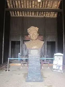 Statue of Zhou Libo at the central room.