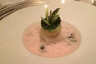 Asperges sauvageonnes sur émulsion