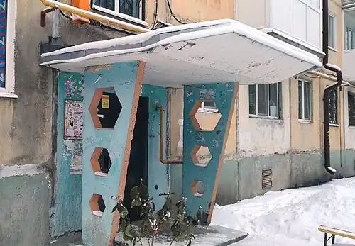 Entrance design of building 1-464 in Tyumen