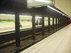 Another view of the platforms with a train toward Zona Universitària