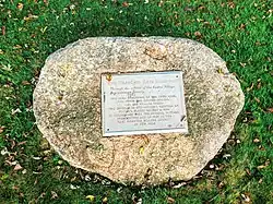 NRHP contributing structures and markers on the green