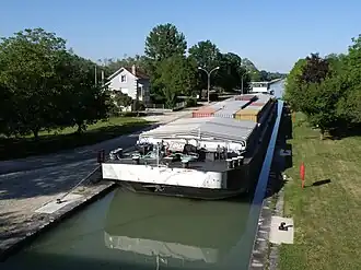 The canal lock in Melz-sur-Seine