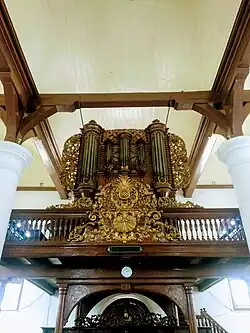 Photo of the pipe organ in 2020.