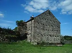 Stone barns are common in parts of the United Kingdom, United States, Canada, France, and some Mediterranean countries. The projecting stones (which are a type of wall tie) are a style in the Yorkshire Dales, England.