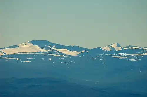 Glittertind (left) seen from Rondeslottet (2,178&nbsp;m) in Rondane (Summer 2006).
