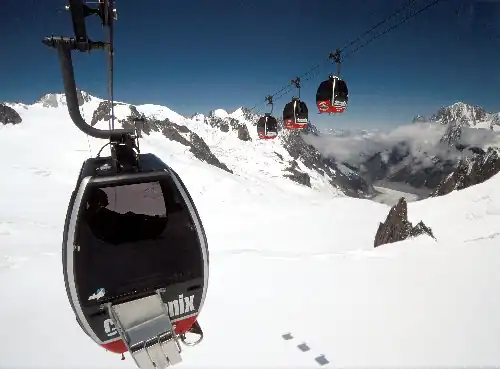 An example of "wide angle" distortion used for artistic purposes. Created by an 18&nbsp;mm lens on a full-frame 35&nbsp;mm camera.