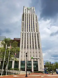 Side view of the Huntington Tower from Cascade Plaza