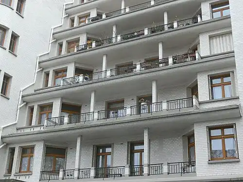 apartment building and public swimming pool at 13 rue des des amiraux, 18th arrondissement, Paris (1922-1927)