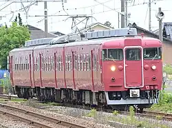 Set B04 in JR-West all-over crimson Nanao Line livery in June 2015