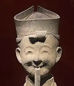 jieze (介帻), as worn by a ceramic xiao-flute player.