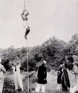 Joseph Dunninger demonstrating how the trick can be faked in pictures