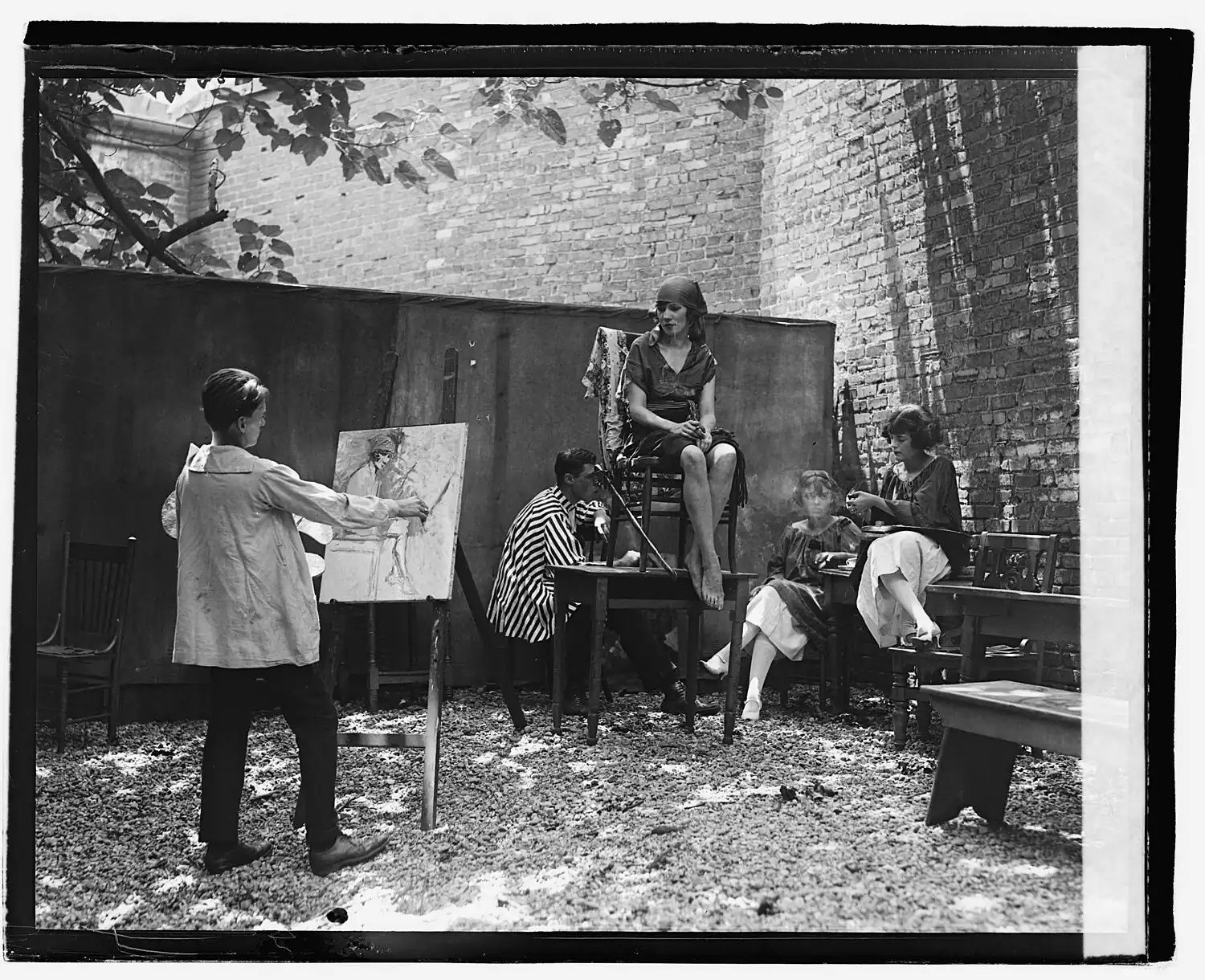 Inez Hogan with a friend at Cleon "The Throck" Throckmorton's outdoor art studio on the premises of the Krazy Kat Klub speakeasy in Washington, D.C., circa late July 1921.