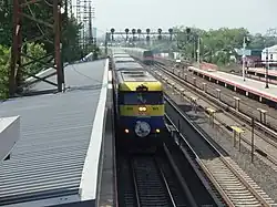 Eastbound Cannonball train, with its drumhead on the leading locomotive (DM30AC #505), seen from an overpass at Woodside station