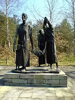 Müttergruppe Fritz Cremer 1965 (photo 2007; sculpture re-erected after renovation in 2011)
