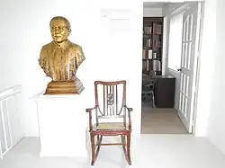Bust (sculpture) of Macapagal in museum-library