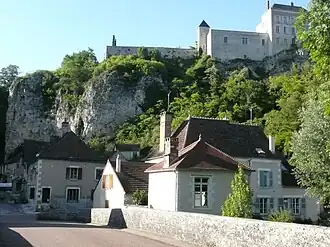 The village from the river Yonne