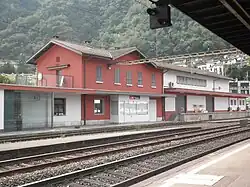 Melide station platform and building