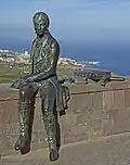 The bronze sculpture by the artist Ana Lilia Martín, born in La Palma (Canarias) in 1963, depicts the natural scientist Alexander von Humboldt. The sculpture has been on the terrace of the Humboldblick viewpoint in La Orotava since 2009.