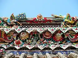 Cut porcelain carving decorations above the main door of Nanfeng Ancestral Temple.
