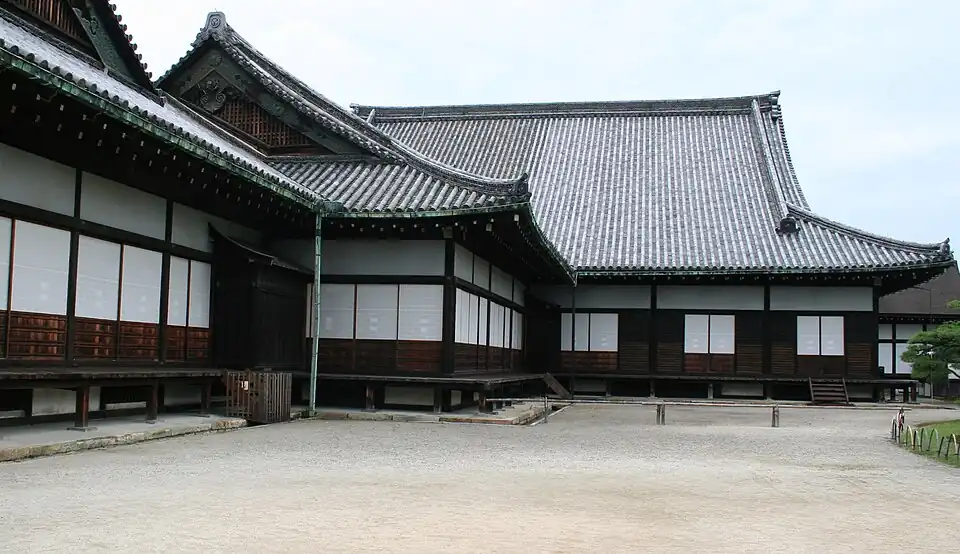 Building with facade alternating two shoji with two horizontally battened maira-do