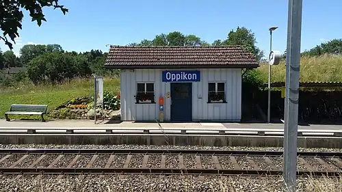 Single-story shelter with gabled roof