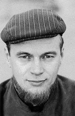 Finnish entertainer Spede Pasanen wearing a shenandoah.