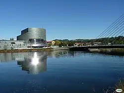 Façade integrated into the landscape