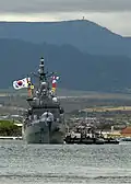 ROKS Yang Man-chun is escorted by a U.S. Navy tugboat as it enters Pearl Harbor prior to RIMPAC 2008.