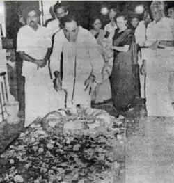 A rare and historic photograph showing Dr. V. Rajeshwaran standing alongside Prime Minister Rajiv Gandhi paying homage at the memorial of Pasumpon Muthuramalinga Thevar—a moment of great political and cultural significance. Senior Congress leader G.K. Moopanar also joined in offering respects.