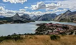 New Riaño, the new village built to replace the submerged Riaño. The old village is located under the bridge. The mountain on the left is Pico Gilbo, and on the right, Pico Yordas.