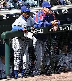 Howe and Ron Washington leaning on a Texas Rangers dugout railing