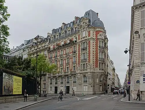 Rue Guynemer no. 2, Paris, with a facade made up from a mix of detailed stone elements and big simple brick surfaces like what is in Place des Vosges from Paris, by Louis Périn, 1914
