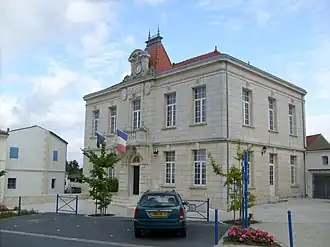 The town hall in Saint-Romain-de-Benet