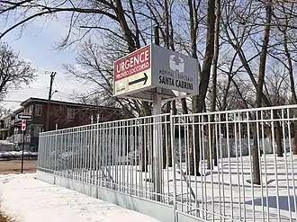 A bilingual sign in Italian and French pointing to the Emergency Room