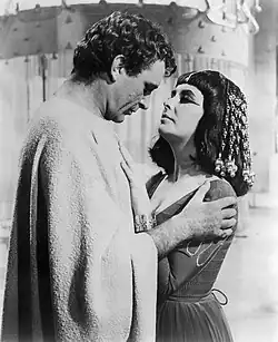 Black and white shot of Elizabeth Taylor and Richard Burton in the film Cleopatra